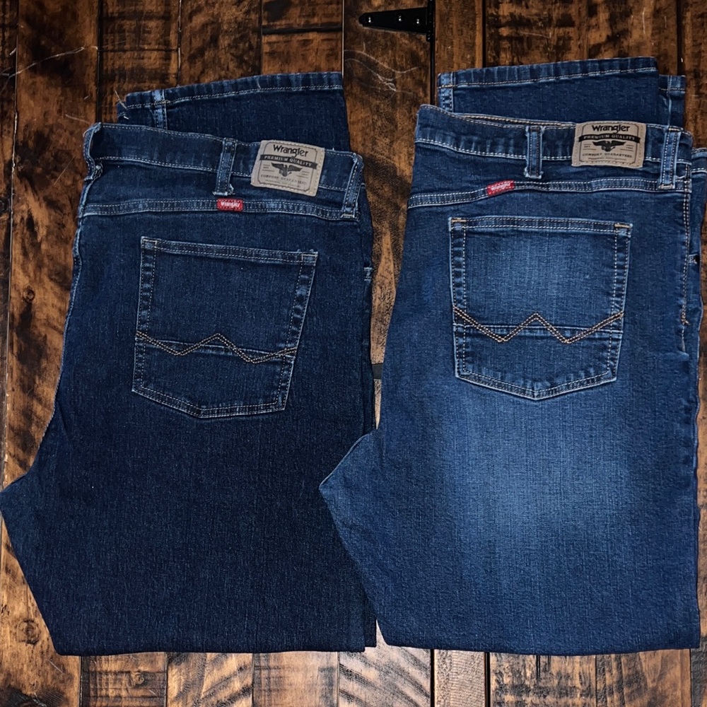 Wrangler Men's Dark and Medium Blue Relaxed Jeans